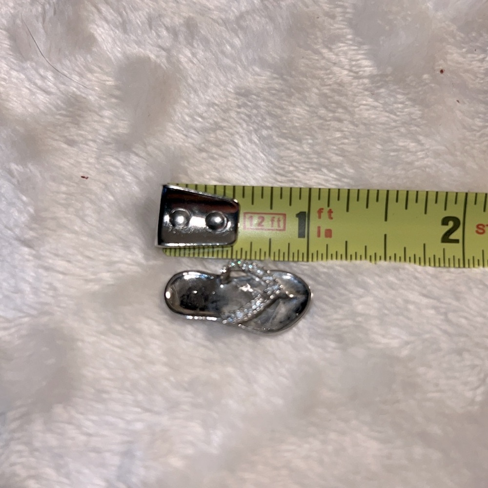 🩴 RHINESTONE CRYSTAL EMBELLISHED SILVER FLIP FLOP PENDANT - Picture 5 of 6
